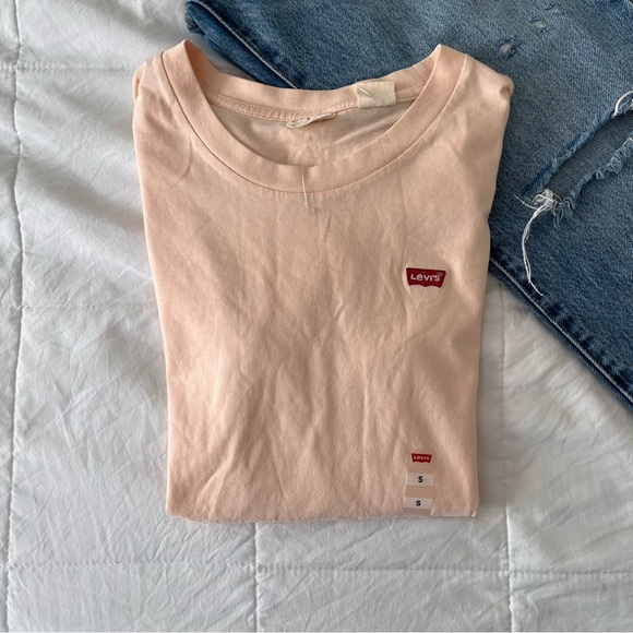 Levi’s NWT Light Pink Vneck Short Sleeve Size Small‎ - Picture 1 of 4
